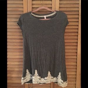 Women’s tee shirt tunic w/ lace trim
